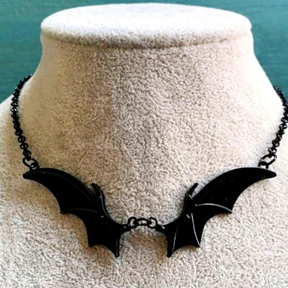 GOTHIC/HALLOWEEN DARK STYLE VAMPIRE BAT WING necklace - Picture 1 of 3
